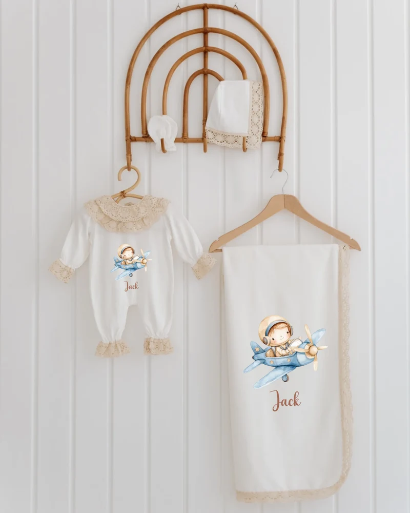 Vliegtuig - Exclusieve Geboortepakjes voor Meisjes – Newborn Setje met Kant (4-delige)
