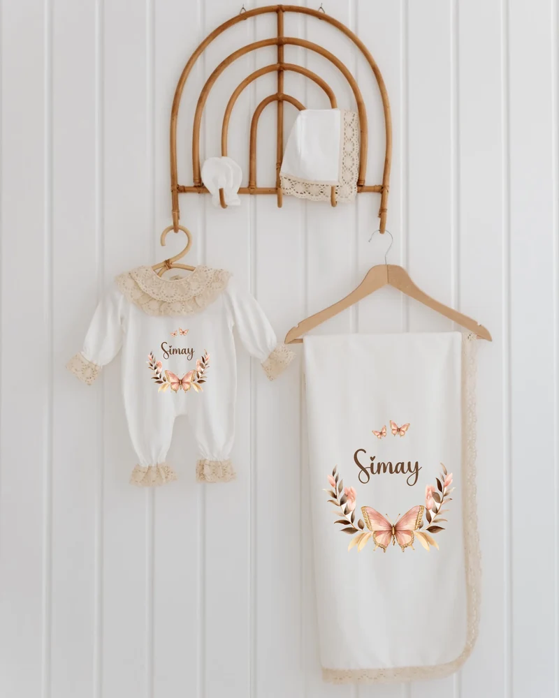 Vlinderkrans - Babycadeau Meisje – Elegante Babykleding Set met Kant (4-delige)