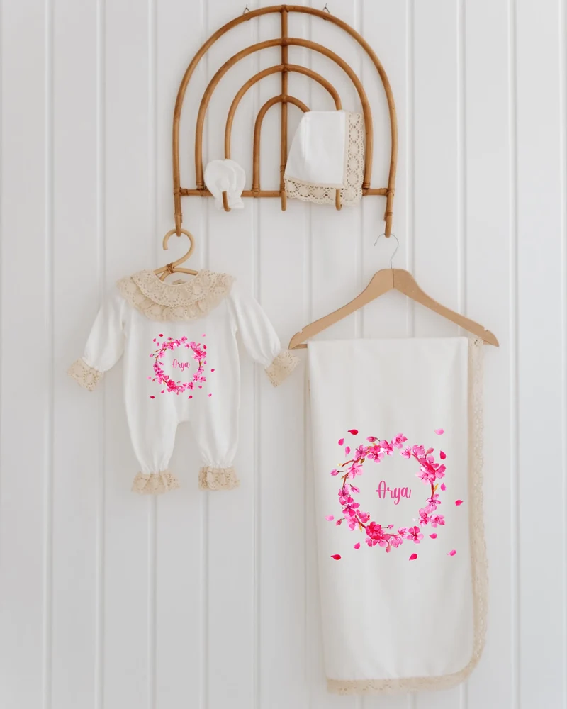 Roze kozijnen - Geboortepakje Meisje met Kant – 4-delige Newborn Set