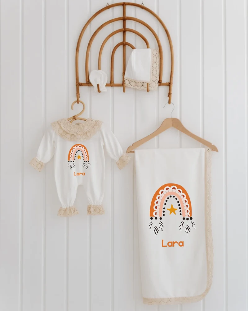 Regenboogjes - Newborn Kleding Meisje – 4-delige Set met Kantdetails