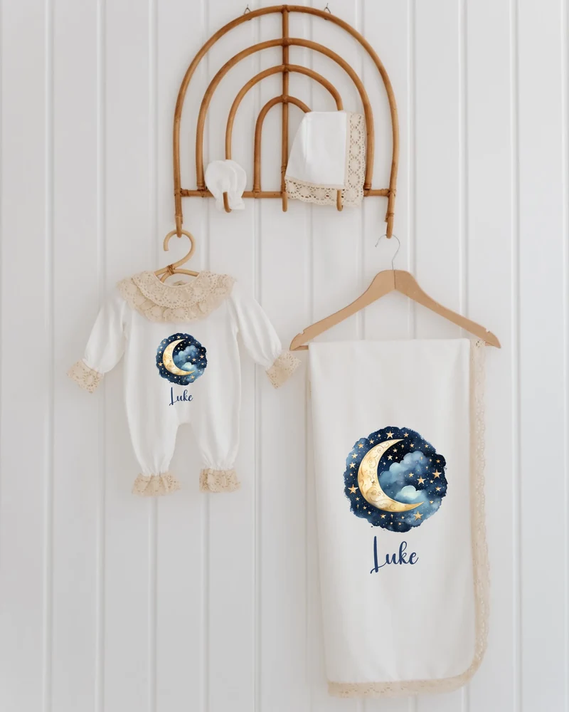Maan en sterren - Kraamcadeau Meisje - 4-delige Newborn Set met Fijne Kant