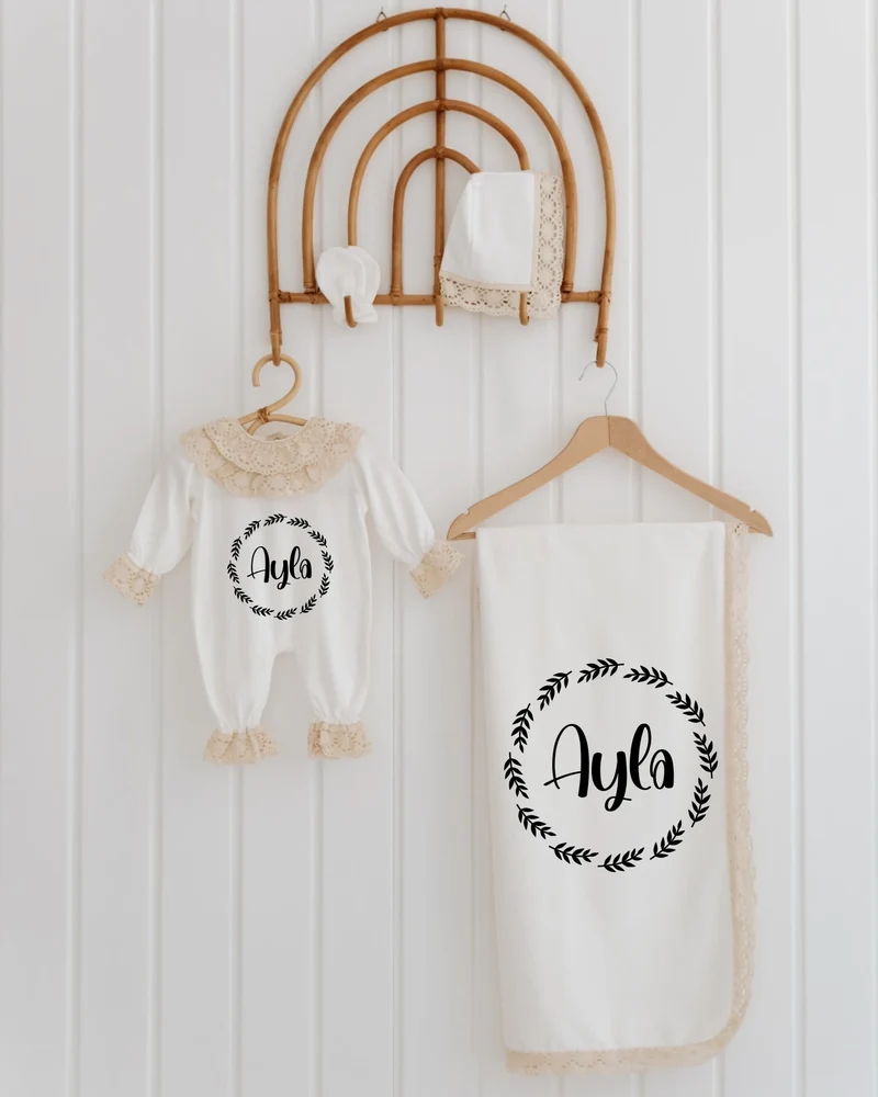 Minimale cirkel - Newborn Set Meisje met Kantdetails – 4 Stuks Babykleding