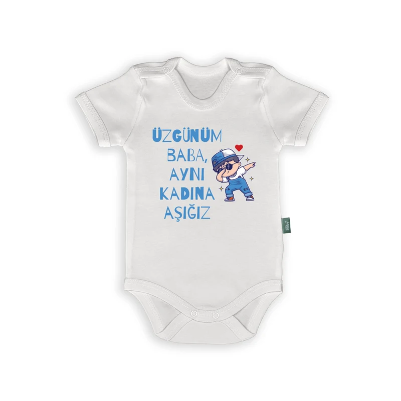 Rompertje met Tekst – “Üzgünüm Baba, Aynı Kadına Aşığız” Grappige Babyromper – Cadeau voor Mama van Papa & Baby