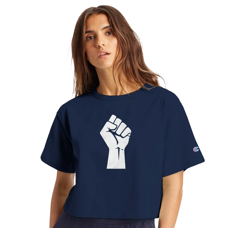 Graphic Fist - Cropped T-shirt från Champion (Dam)