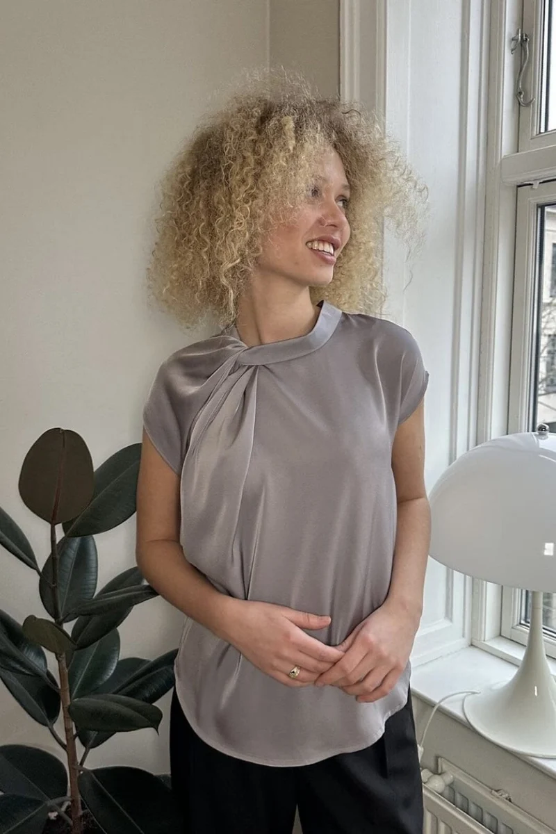 Neo Noir - Fleur Drapy Satin Blouse - 130 Grey
