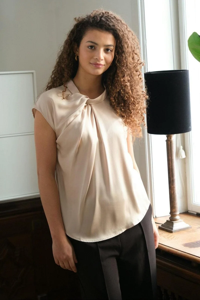 Neo Noir - Fleur Drapy Satin Blouse - Dark Sand