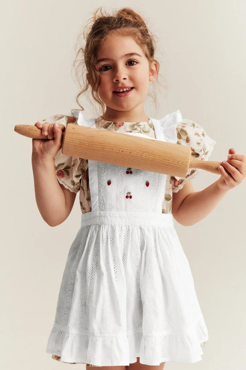 Kids´ white embroidery berry apron