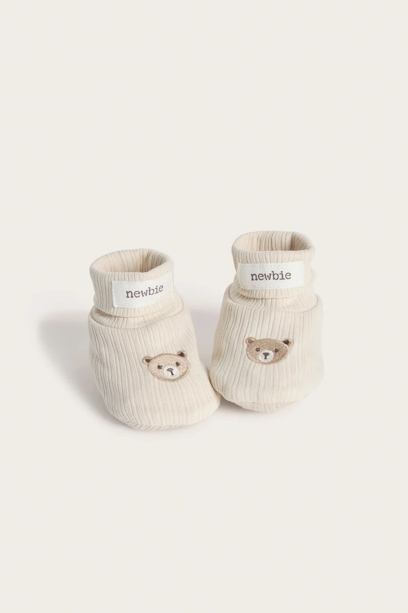 Baby beige booties with bears