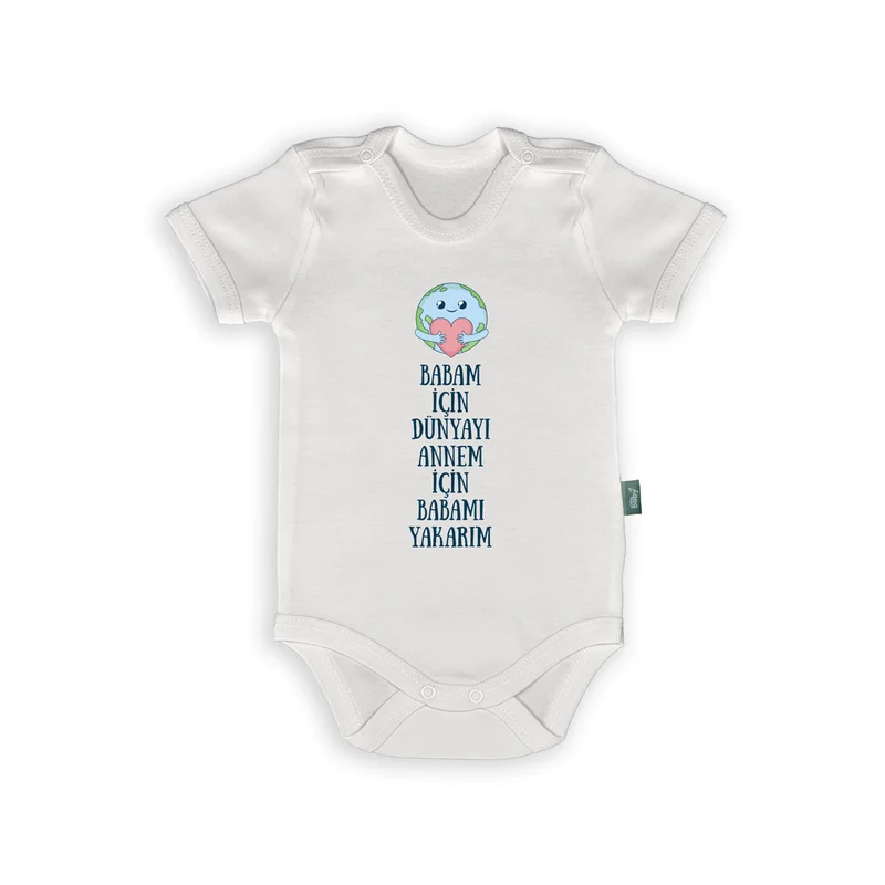 Rompertje met Tekst – “Babam İçin Dünyayı, Annem İçin Babamı Yakarım” – Grappige Babyromper met Wereld Illustratie