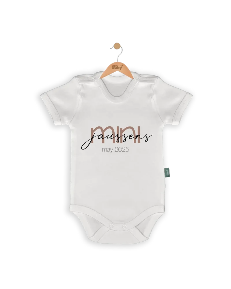 Gepersonaliseerde Babyromper – “Mini + Achternaam + Maand” – Origineel Zwangerschapsaankondiging