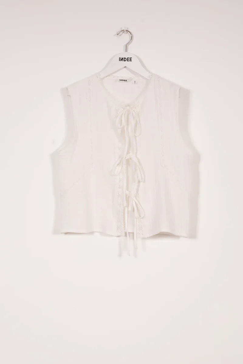 ROUNDED NECK TOP WITH LACE
