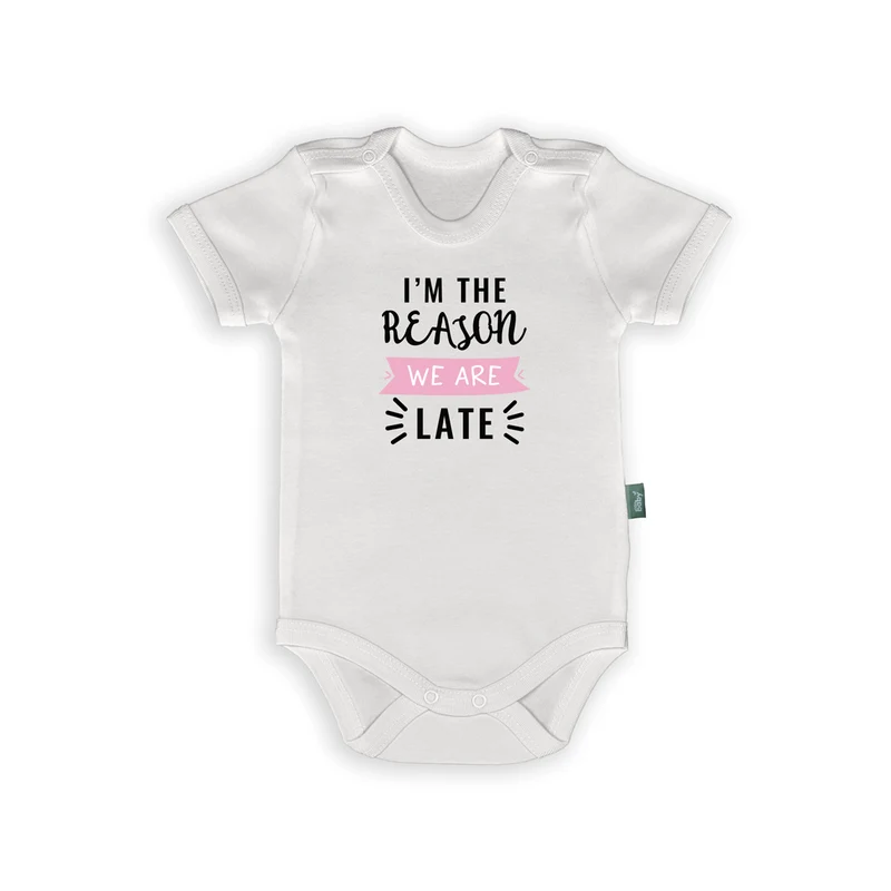 Rompertje met Tekst – “I’m the Reason We Are Late” – Grappige Babykleding Cadeau