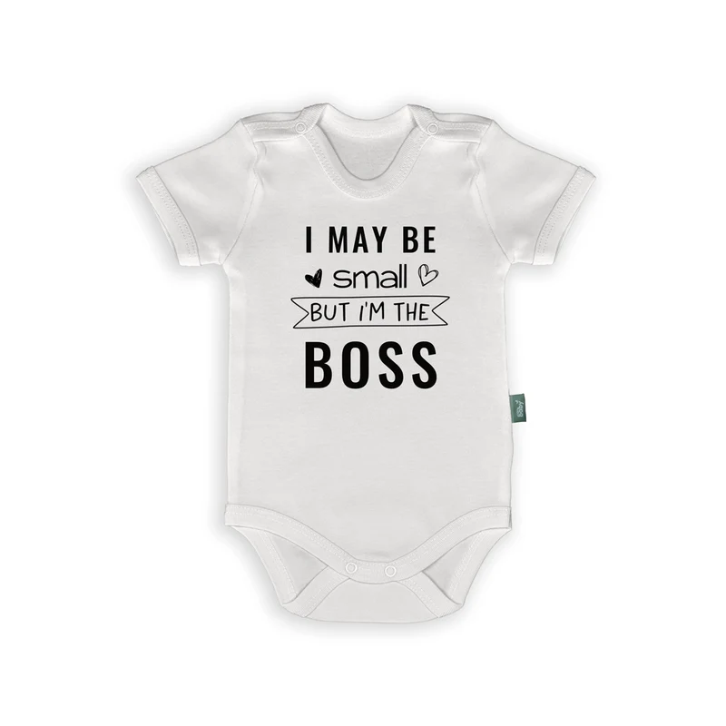 Rompertje met Tekst "I May Be Small But I’m The Boss" – Stoere Babykleding voor Jongens & Meisjes