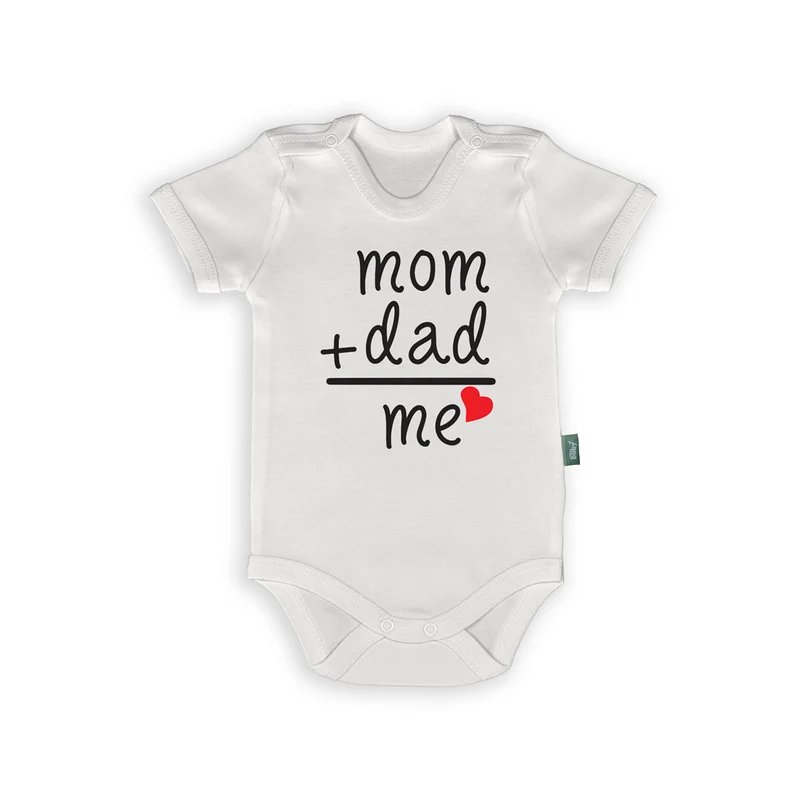 Mom + Dad = Me – Grappige Babyromper met Liefdevolle Formule