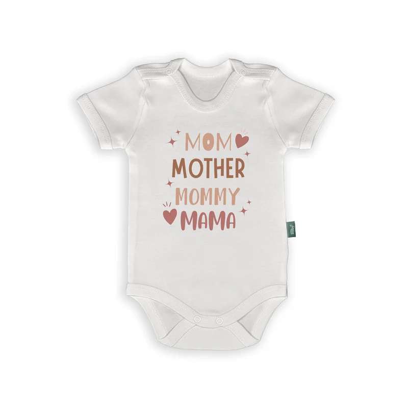 Mom Mother Mommy Mama – Lief Rompertje met Meertalige Moederliefde Tekst