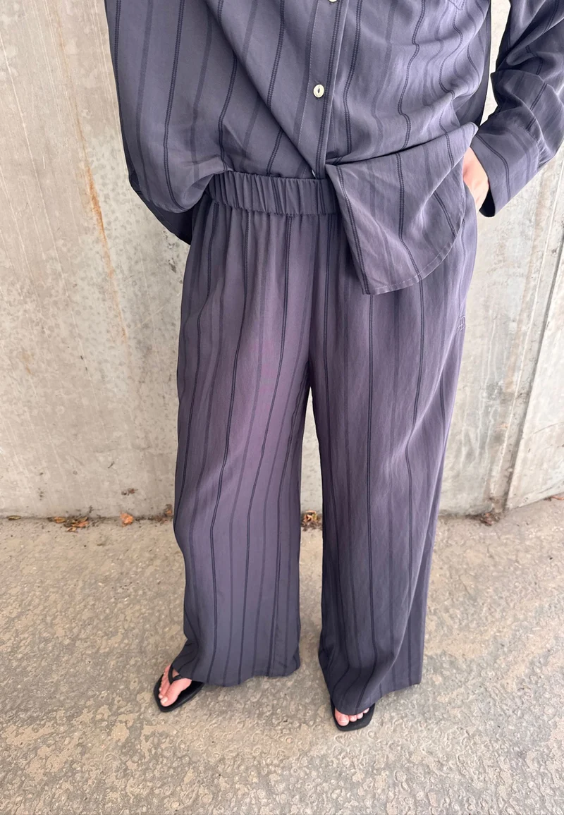 Love & Divine - Love1623 20224 - 053 - Grey Stripes