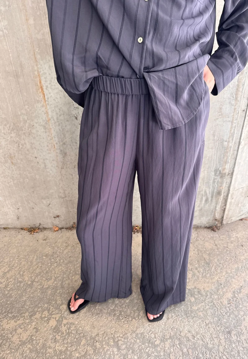 Love & Divine - Love1623 20224 - 053 - Grey Stripes