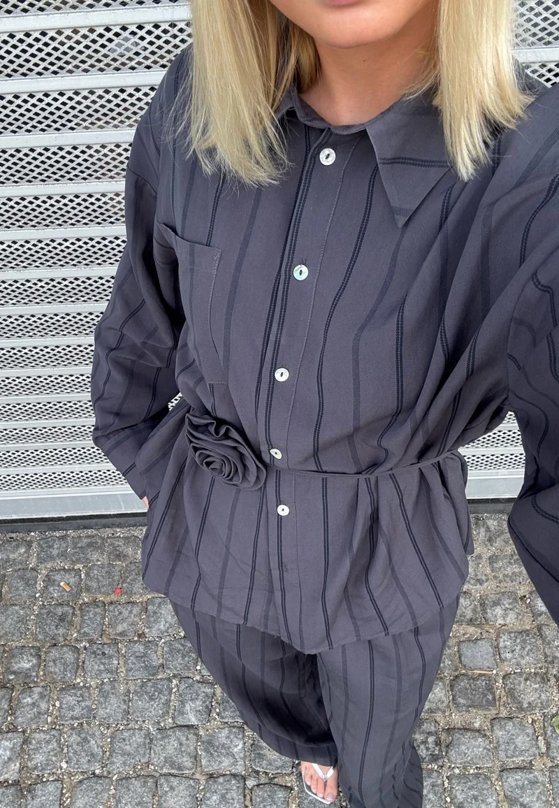 Love & Divine - Love1622 20223 - 053 - Grey Stripes