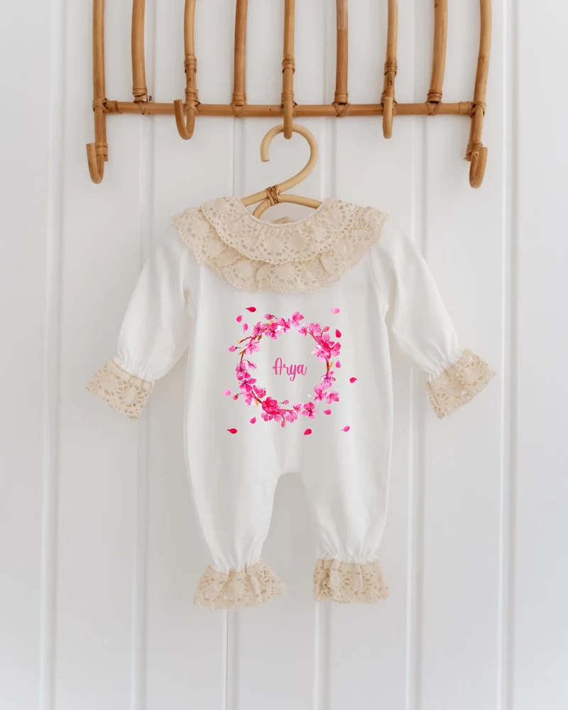 Roze kozijnen - Kanten Babypakje met Naam