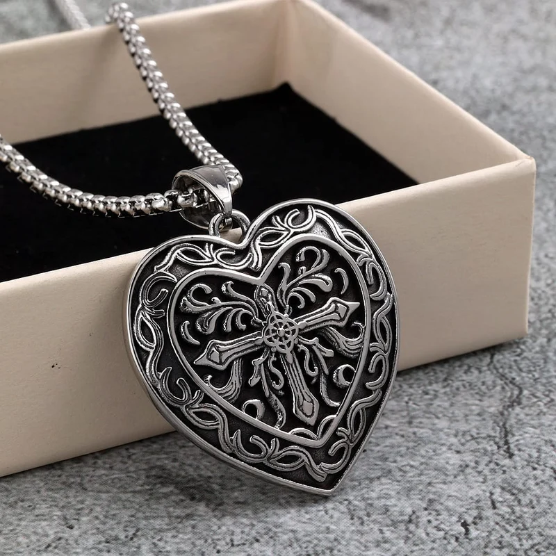 Herrhalsband med präglat hjärtmönster i punkstil