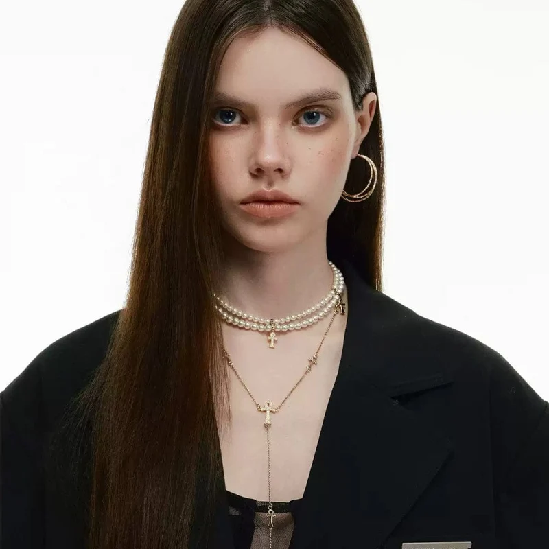 Halsband med grungefärgat diamantkors för kvinnor