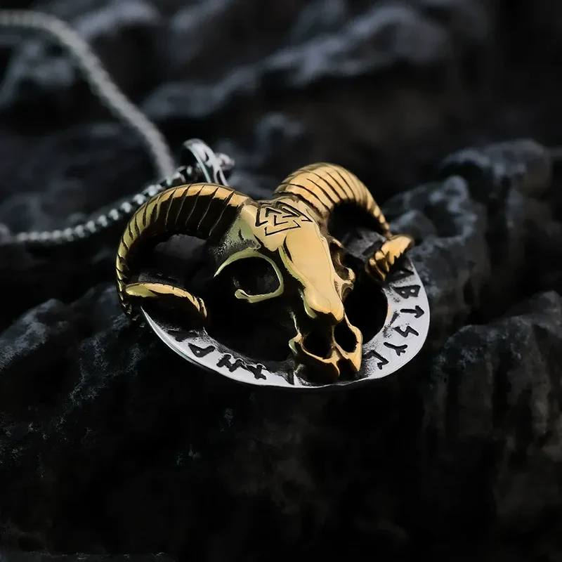 Herrhalsband med hänge i form av ett punk-ramsskalle och fornnordiska runor