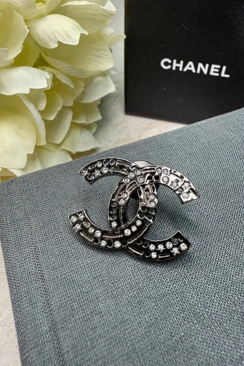 Preloved Vintageline x Molly&My - Vintage Chanel Broche 2024 - Oxideret Sølv
