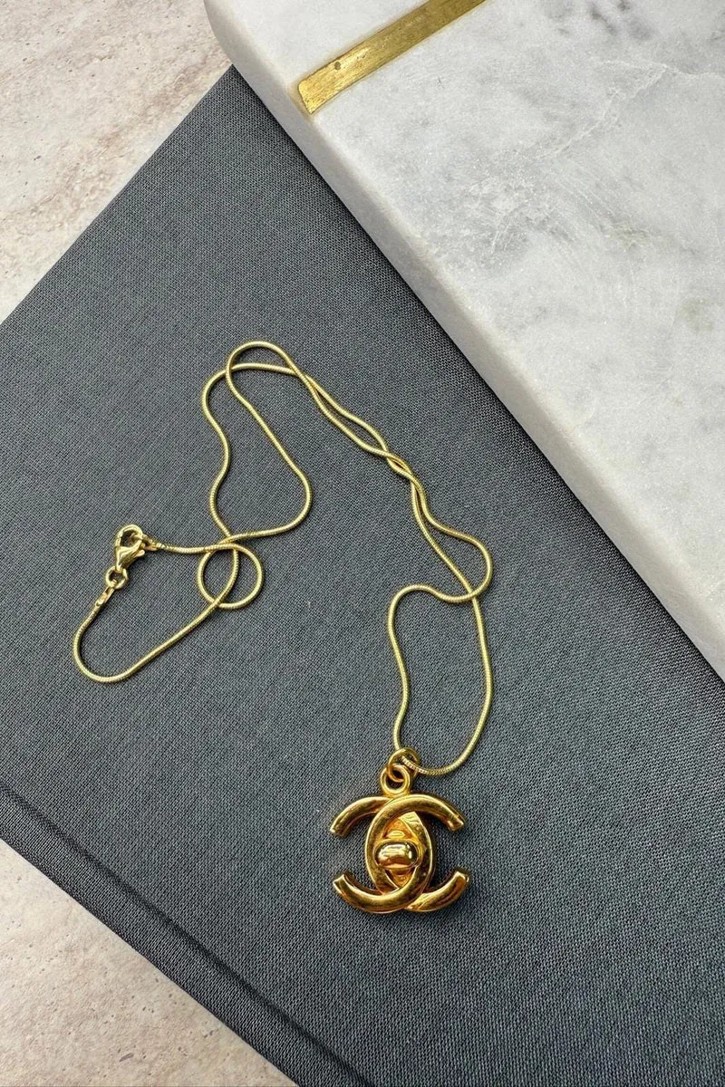 Preloved Vintageline x Molly&My - Vintage Chanel CC Vedhæng 1 - 24k Forgyldtbelagt Metal