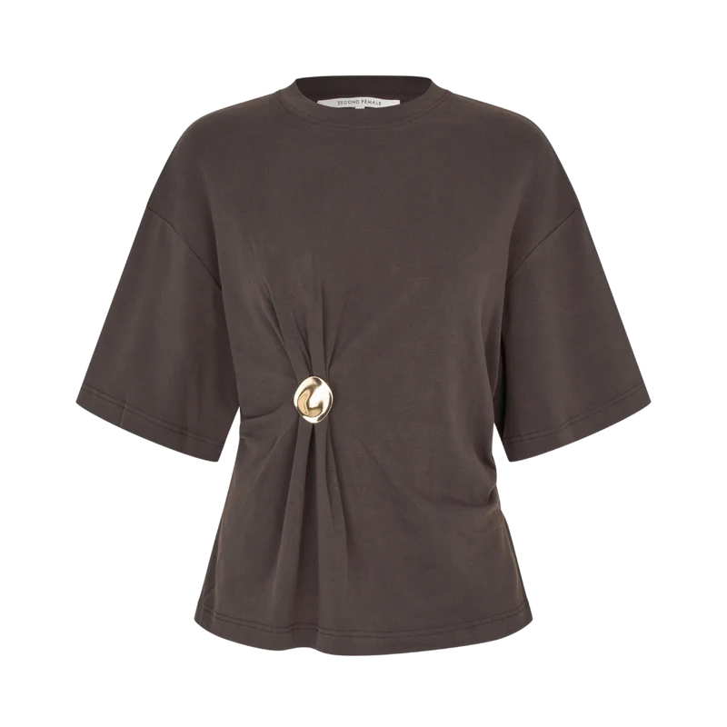 Enora Brooch Tee - Chocolate Torte