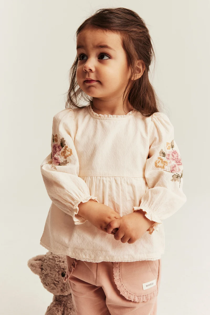 Baby bodysuit with floral embroidery